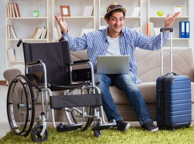 Pasif adam dizüstü bilgisayarla internetten seyahat rezervasyonu