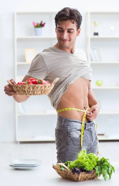 Der junge Mann mit gesundem Ess- und Diätkonzept — Stockfoto