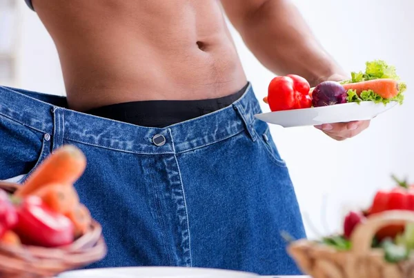 Jongeman in een gezond eet- en dieetconcept — Stockfoto