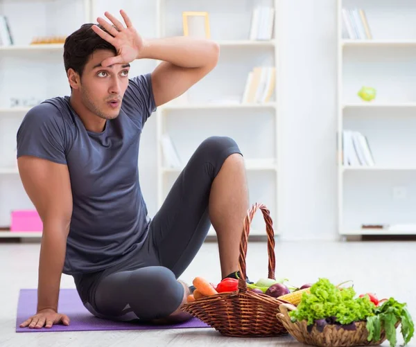 Människan som främjar fördelarna med hälsosam kost och idrott — Stockfoto