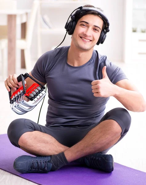 Adam direniş bandıyla spor yapıyor ve müzik dinliyor. — Stok fotoğraf