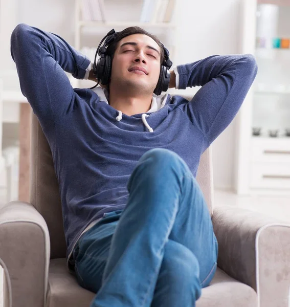 Молодой человек слушает музыку дома — стоковое фото