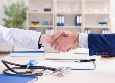 Sağlık sigortası sözleşmesi imzalayan adam