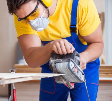 Marangoz atölyede çalışıyor.