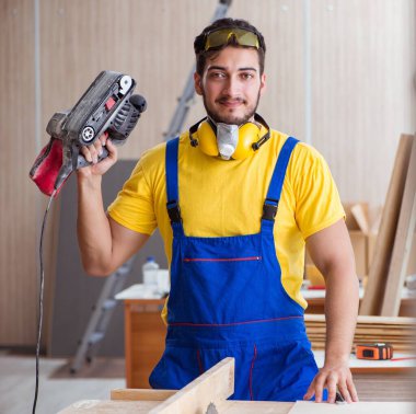 Marangoz atölyede çalışıyor.