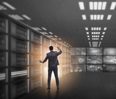 İş adamıyla büyük veri yönetimi kavramı