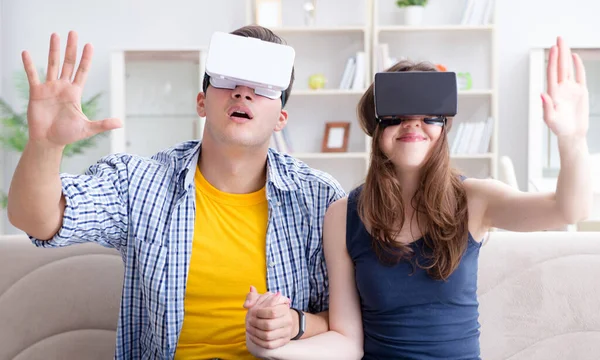 Junge Familie spielt Spiele mit Virtual-Reality-Brille — Stockfoto