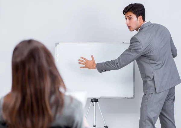 Zakelijke presentatie in het kantoor met man en vrouw — Stockfoto