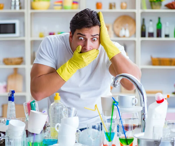 Mann frustriert über Geschirrspülen — Stockfoto