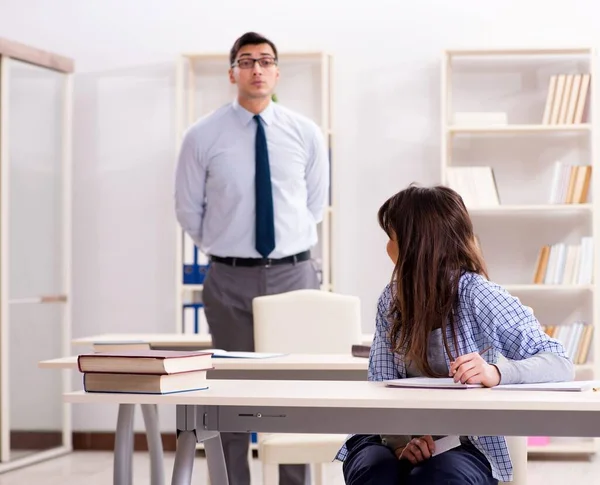 Mannelijke docent geeft lezing aan vrouwelijke student — Stockfoto