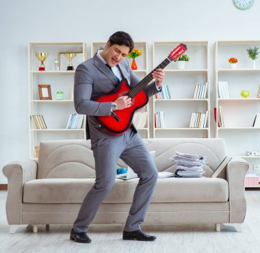 İş adamı tatile gidişini kutluyor