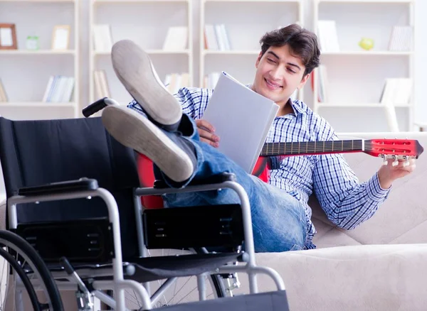 Hombre discapacitado tocando la guitarra en casa —  Fotos de Stock