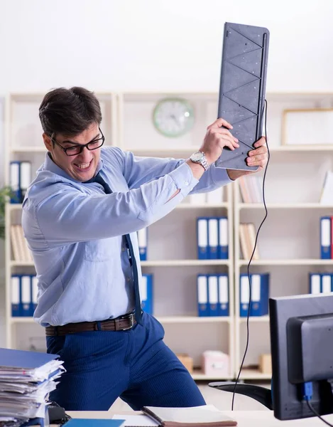 Wütender Geschäftsmann frustriert über zu viel Arbeit — Stockfoto