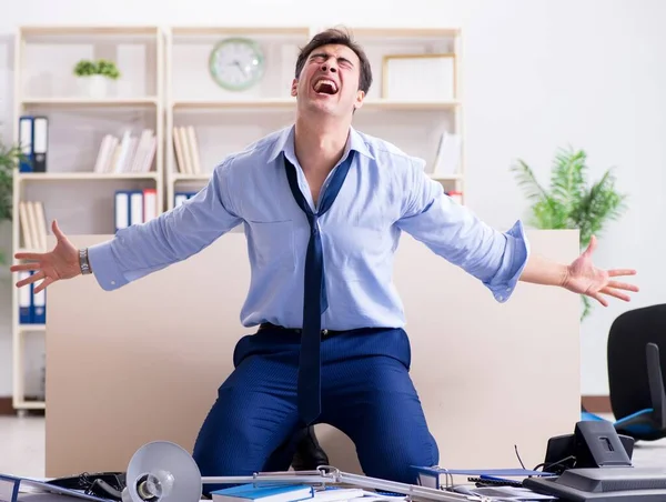 Homem de negócios irritado frustrado com muito trabalho — Fotografia de Stock