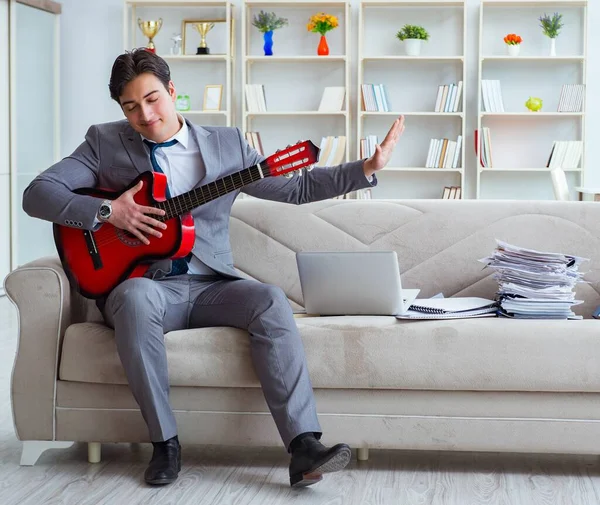 Geschäftsmann spielt zu Hause Gitarre — Stockfoto