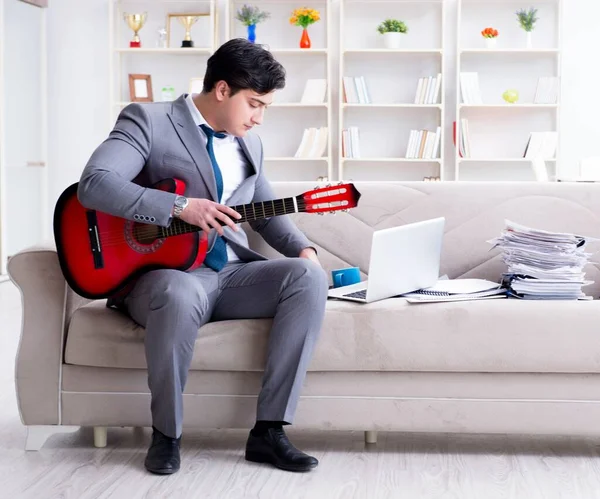 Uomo d'affari che suona la chitarra a casa — Foto Stock