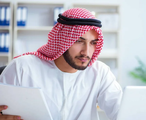 オフィスで働いているアラブのビジネスマンはpiで書類作成をしています — ストック写真