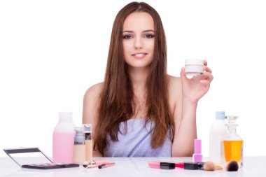 Beyaz tenli, güzel makyajlı genç bir kadın.