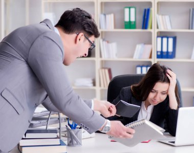 Kadın ve erkek arasındaki ofis anlaşmazlığı