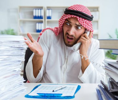 Ofiste çalışan Arap işadamı bir Pi ile evrak işi yapıyor.