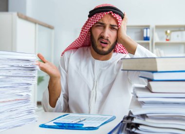 Ofiste çalışan Arap işadamı bir Pi ile evrak işi yapıyor.