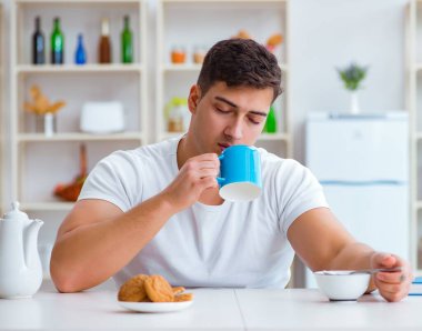 Fazla mesai sonrası kahvaltıda uyuyan bir adam.