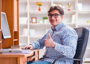 Bilgisayar masasında genç bir öğrenci