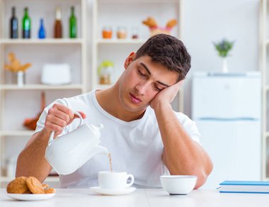 Fazla mesai sonrası kahvaltıda uyuyan bir adam.