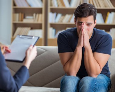 Hasta muayene için psikiyatriste gidiyor.