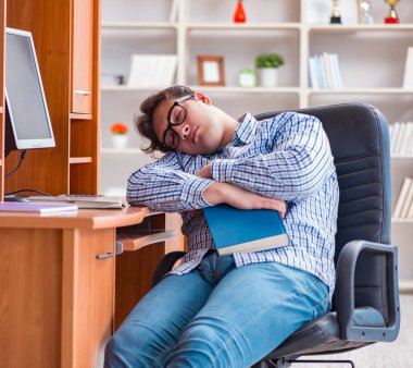 Bilgisayar masasında genç bir öğrenci