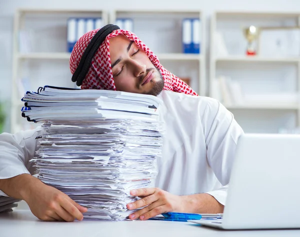 Empresário árabe trabalhando no escritório fazendo papelada com um pi — Fotografia de Stock