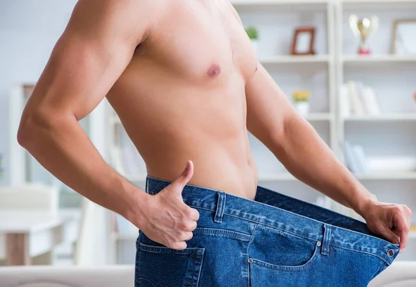 Homme en pantalon surdimensionné dans le concept de perte de poids — Photo