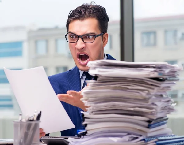 Workaholic-Geschäftsmann mit zu viel Arbeit im Büro überfordert — Stockfoto