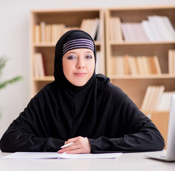 Μουσουλμάνα με μαντίλα σπουδάζει προετοιμασία για τις εξετάσεις — Φωτογραφία Αρχείου