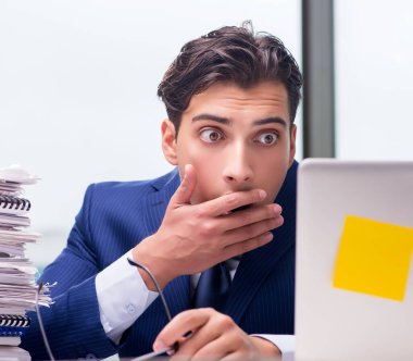 İşkolik işadamı ofiste çok fazla çalışıyor.