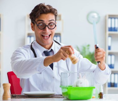 Deli doktor tavşan yemeye hazırlanıyor.