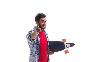 Beyaz kaykaylı genç bir kaykaycı.