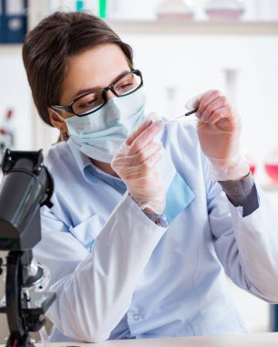 Laboratuar kimyageri güzellik ve makyaj ürünlerini kontrol ediyor.