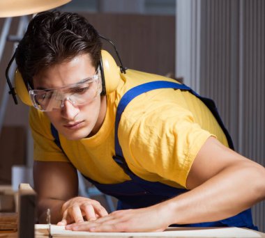 Marangozluk konseptinde tamir atölyesinde çalışan işçi