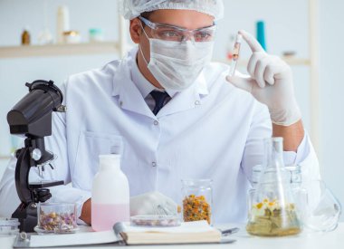 Laboratuvarda parfüm karıştıran bir kimyager.