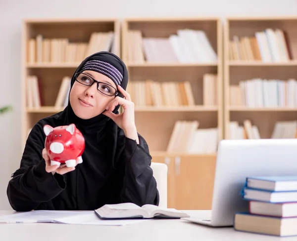 Chica musulmana en hiyab estudiando preparación para los exámenes —  Fotos de Stock