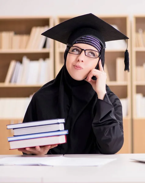 Muszlim lány a hidzsábon, vizsgákra készül. — Stock Fotó