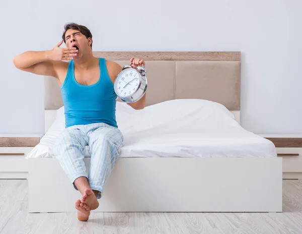 Jovem acordando na cama — Fotografia de Stock