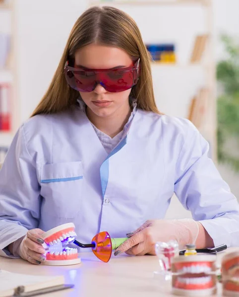 Estudiante de Odontología practicando habilidades en el aula —  Fotos de Stock