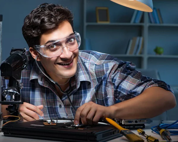 Concept de réparation d'ordinateur avec l'homme inspectant avec stéthoscope — Photo