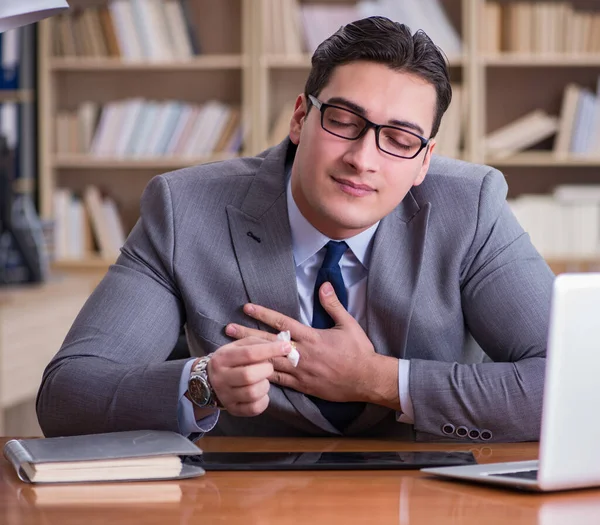 Uomo d'affari tossicodipendente in ufficio — Foto Stock