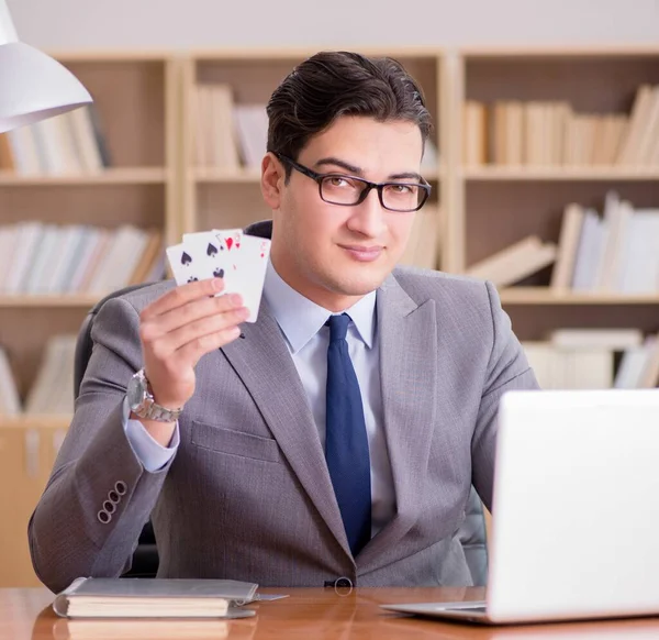 Uomo d'affari che gioca a carte al lavoro — Foto Stock