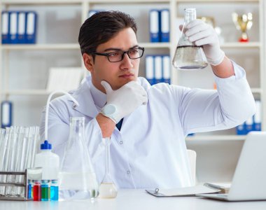 Genç araştırmacı bilim adamı bir su testi kirliliği araştırması yapıyor.