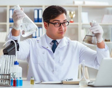 Genç araştırmacı bilim adamı bir su testi kirliliği araştırması yapıyor.