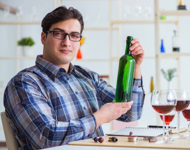 Profesyonel şarap garsonu kırmızı şarap tadıyor.